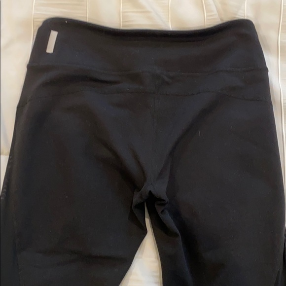 Zella. Mid rise live in legging capris. - Picture 2 of 3